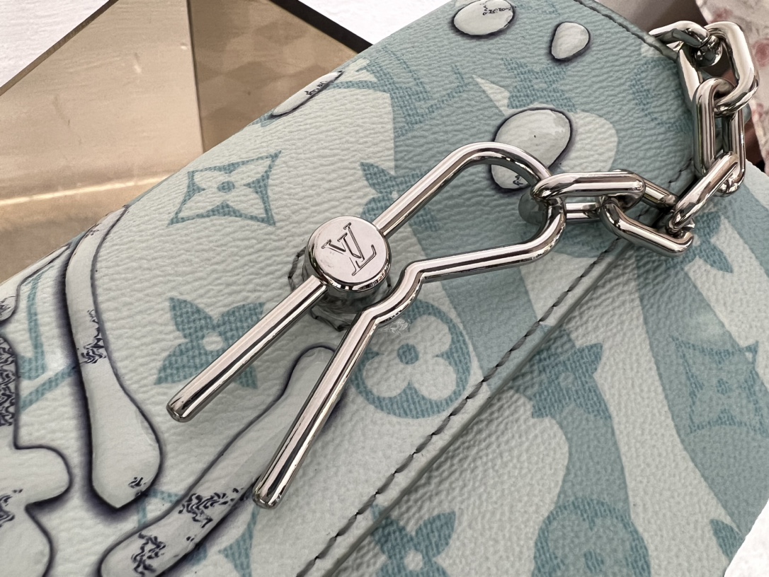 the Steamer Mini handbag features a 3D print depicting splashing water - Bag 5