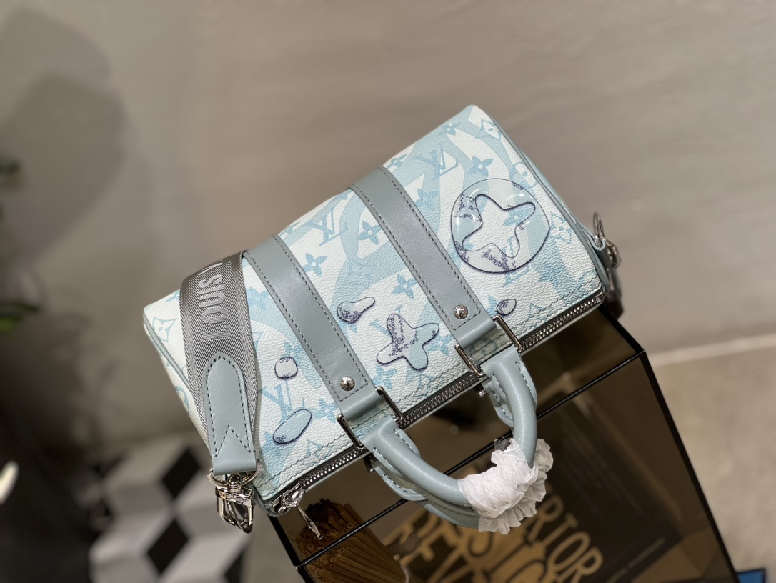 M22527 46271 滴水绿 本款 Keepall Bandoulière 25 手袋依托创意喷墨印制工艺,仿佛水滴滑过 LV 字母和 5