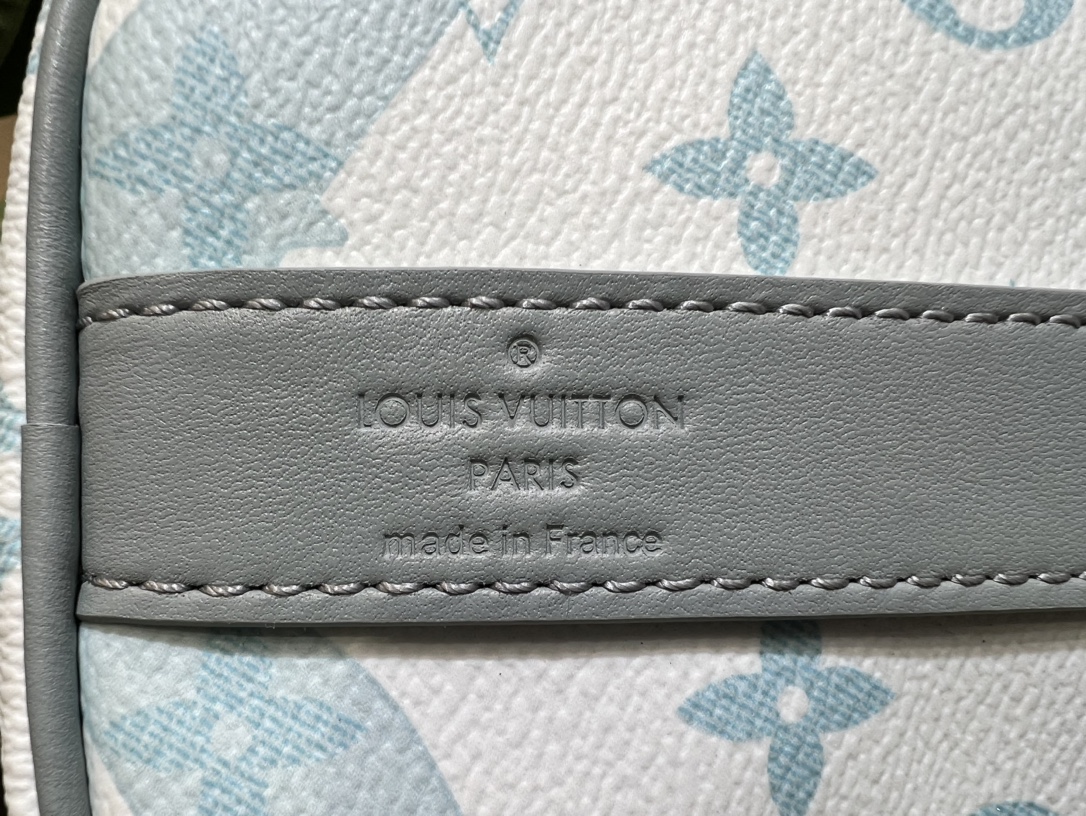 M22527 46271 滴水绿 本款 Keepall Bandoulière 25 手袋依托创意喷墨印制工艺,仿佛水滴滑过 LV 字母和 9