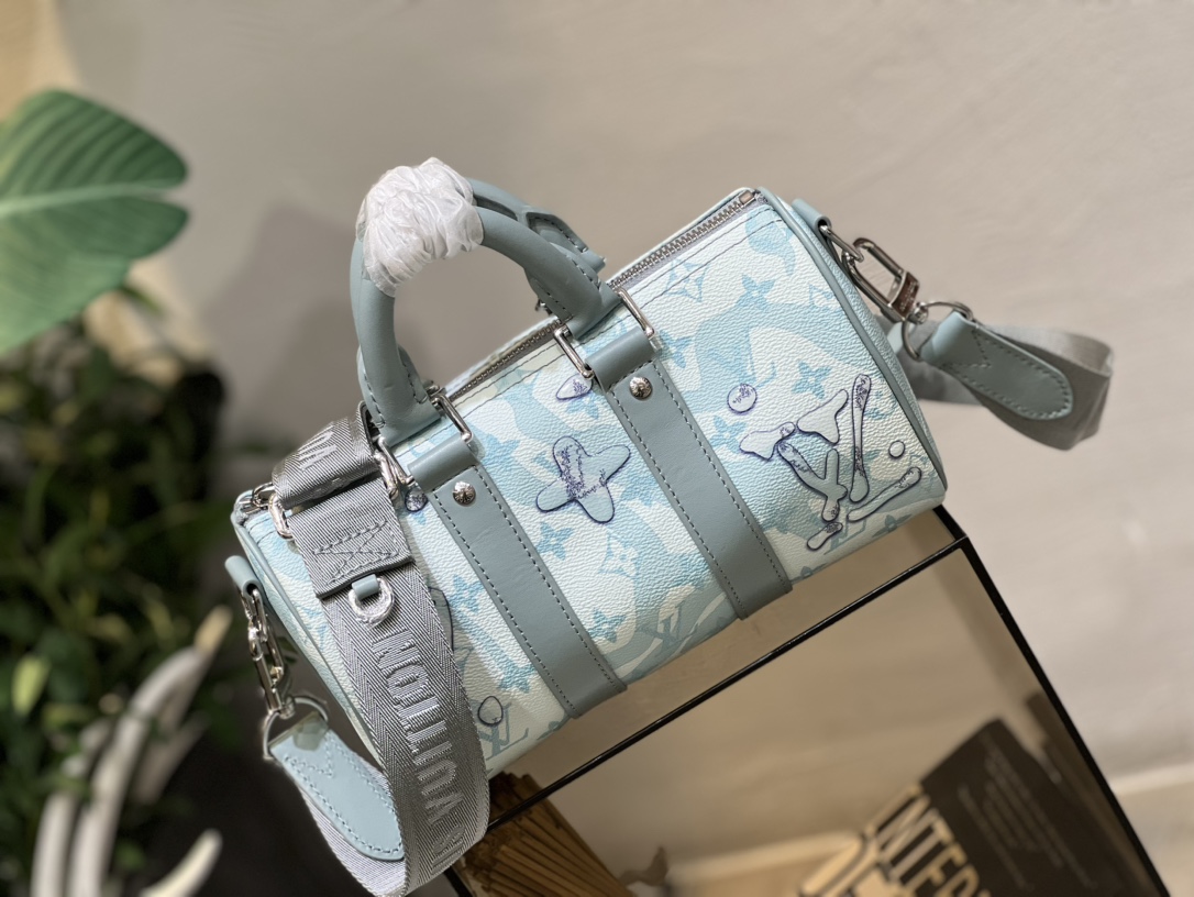 M22527 46271 滴水绿 本款 Keepall Bandoulière 25 手袋依托创意喷墨印制工艺,仿佛水滴滑过 LV 字母和 2