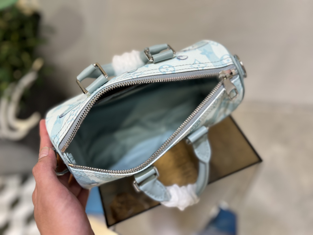 M22527 46271 滴水绿 本款 Keepall Bandoulière 25 手袋依托创意喷墨印制工艺,仿佛水滴滑过 LV 字母和 8