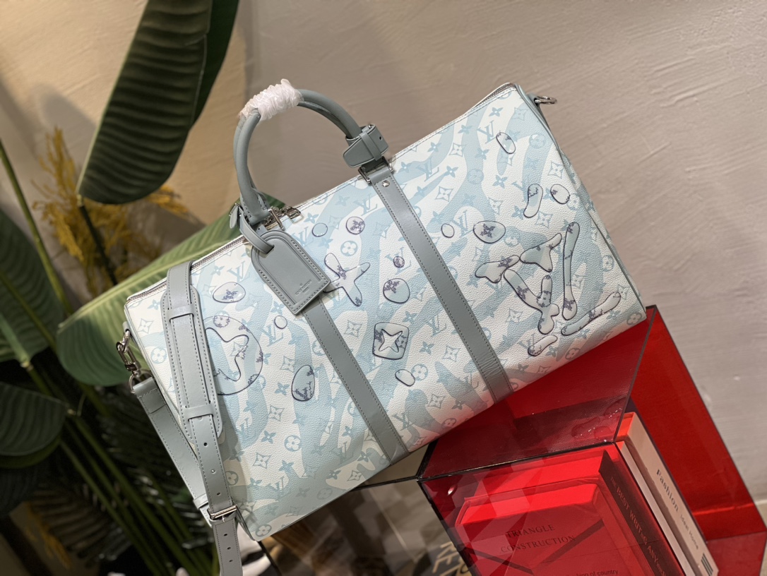 本款 Keepall Bandoulière 50 旅行袋取材 Monogram Aquagarden 帆布,令 Monogram 花卉和 LV 2