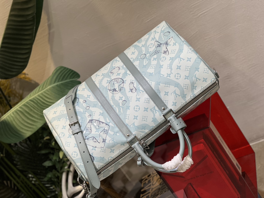本款 Keepall Bandoulière 50 旅行袋取材 Monogram Aquagarden 帆布,令 Monogram 花卉和 LV 4