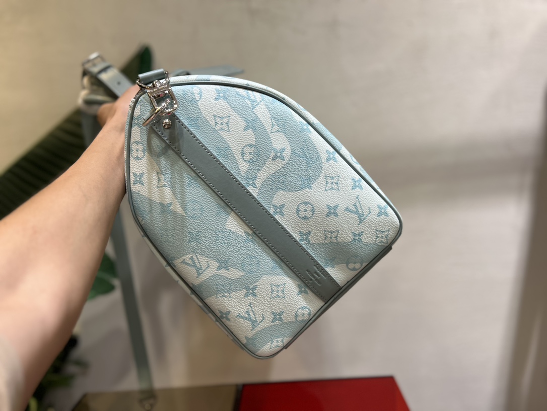 本款 Keepall Bandoulière 50 旅行袋取材 Monogram Aquagarden 帆布,令 Monogram 花卉和 LV 3