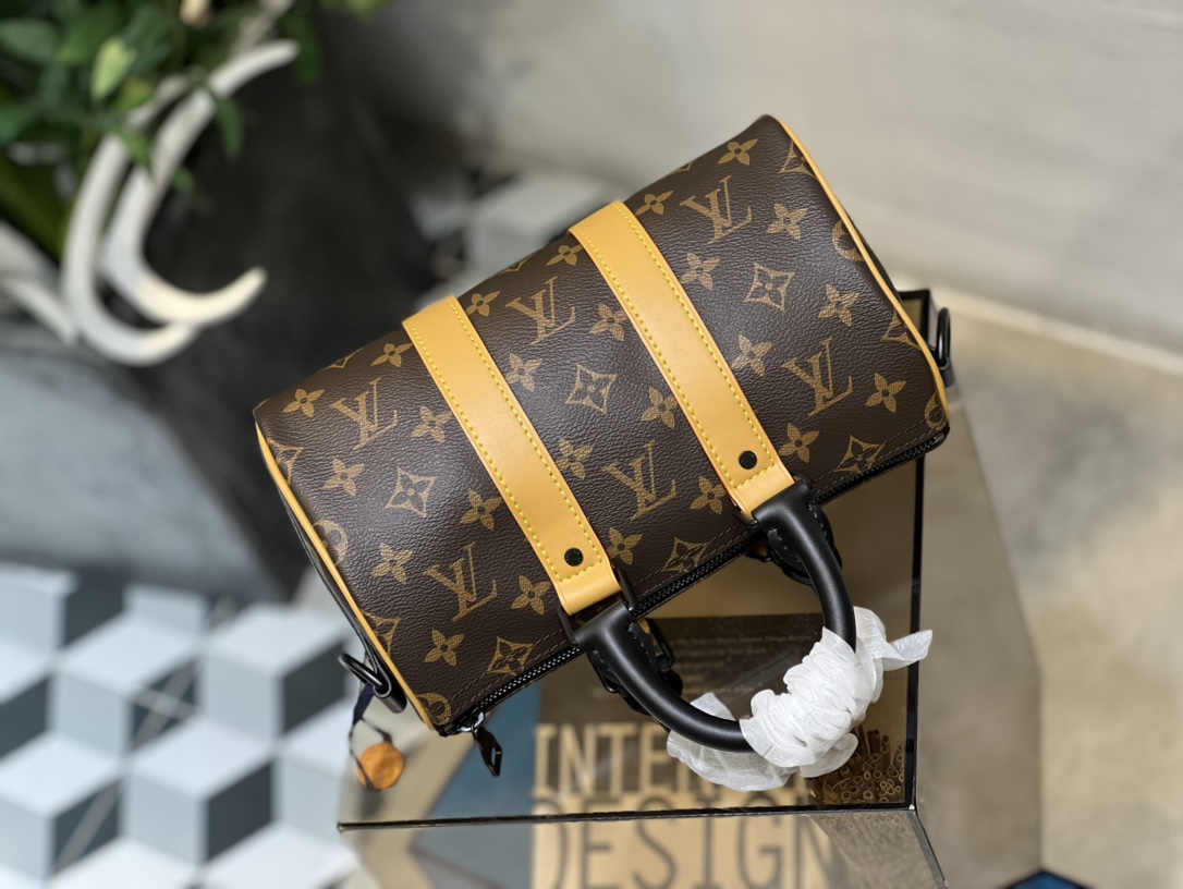 M46687 本款手袋浓缩 Keepall 旅行袋的经典轮廓,由Monogram 压纹 Taurillon 皮革制成 5