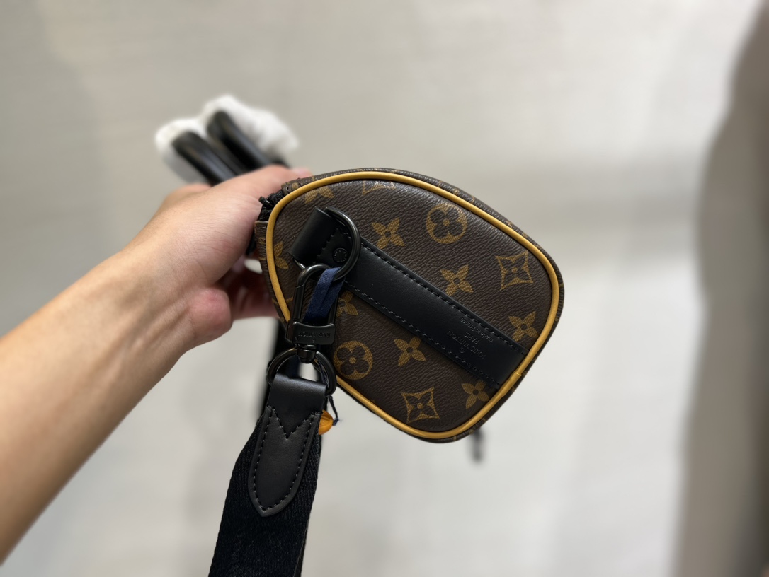 M46687 本款手袋浓缩 Keepall 旅行袋的经典轮廓,由Monogram 压纹 Taurillon 皮革制成 3