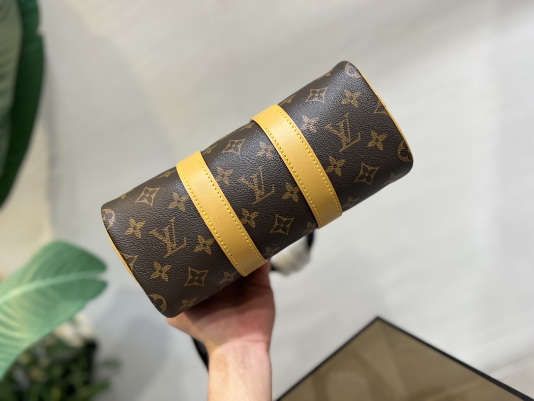 M46687 本款手袋浓缩 Keepall 旅行袋的经典轮廓,由Monogram 压纹 Taurillon 皮革制成 4