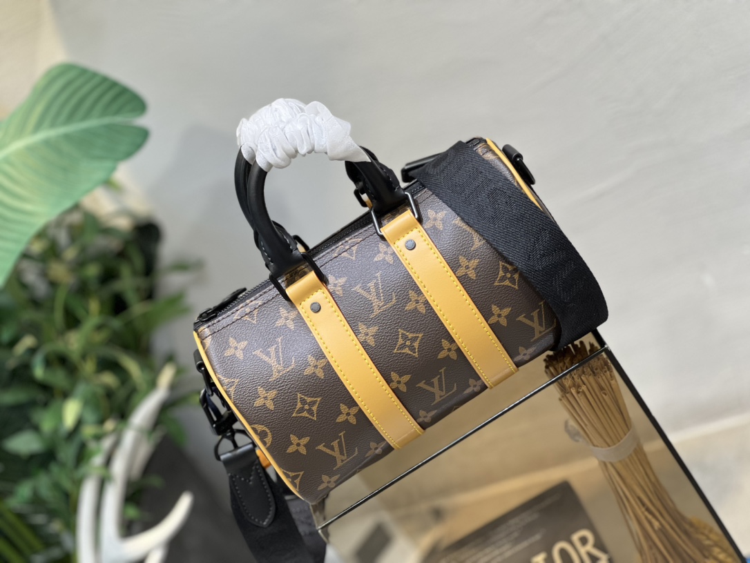 M46687 本款手袋浓缩 Keepall 旅行袋的经典轮廓,由Monogram 压纹 Taurillon 皮革制成 2
