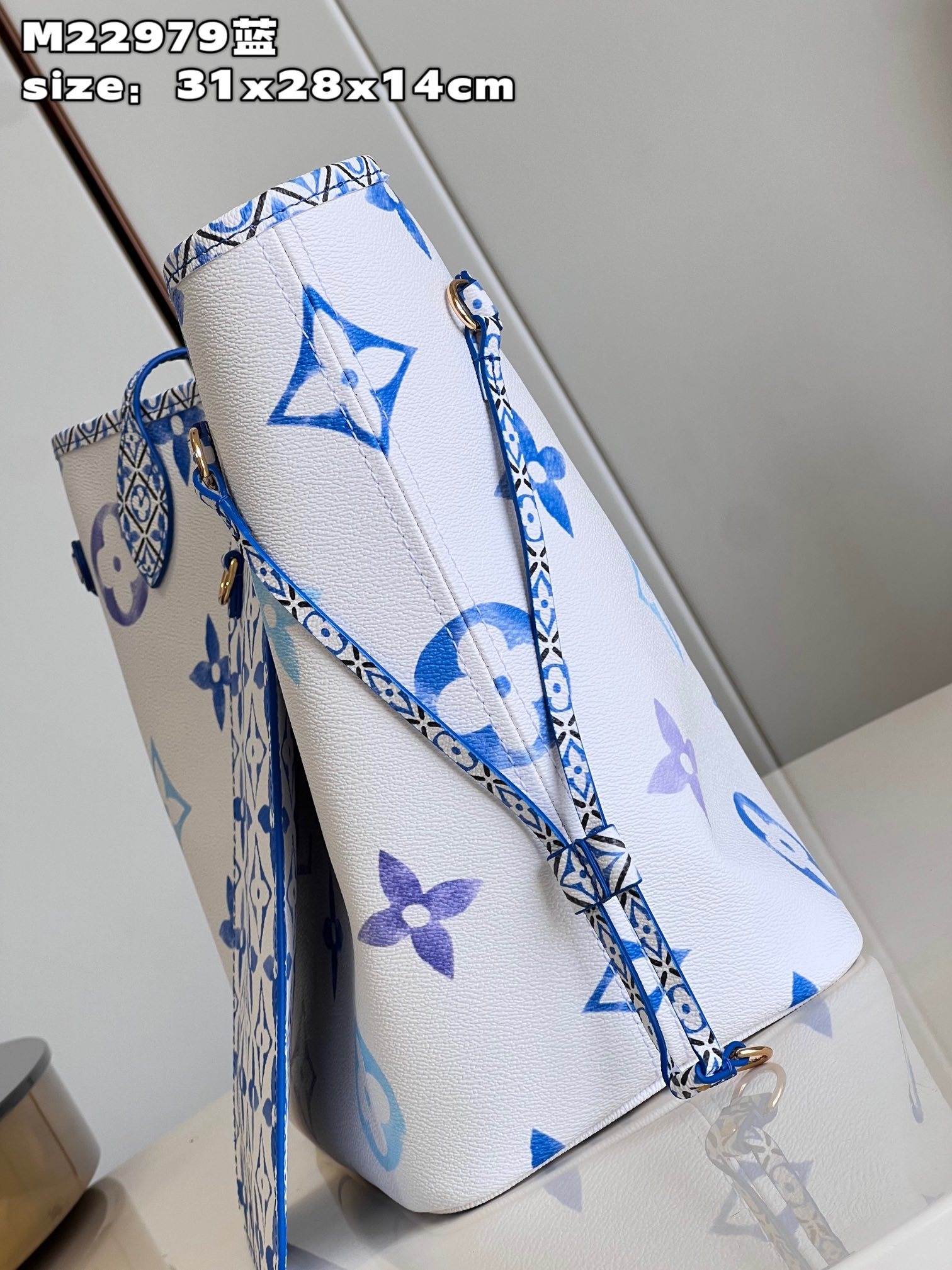 顶级原单M22979蓝本款Neverfull中号手袋为淡雅帆布描绘GiantMonogram图案令LV和