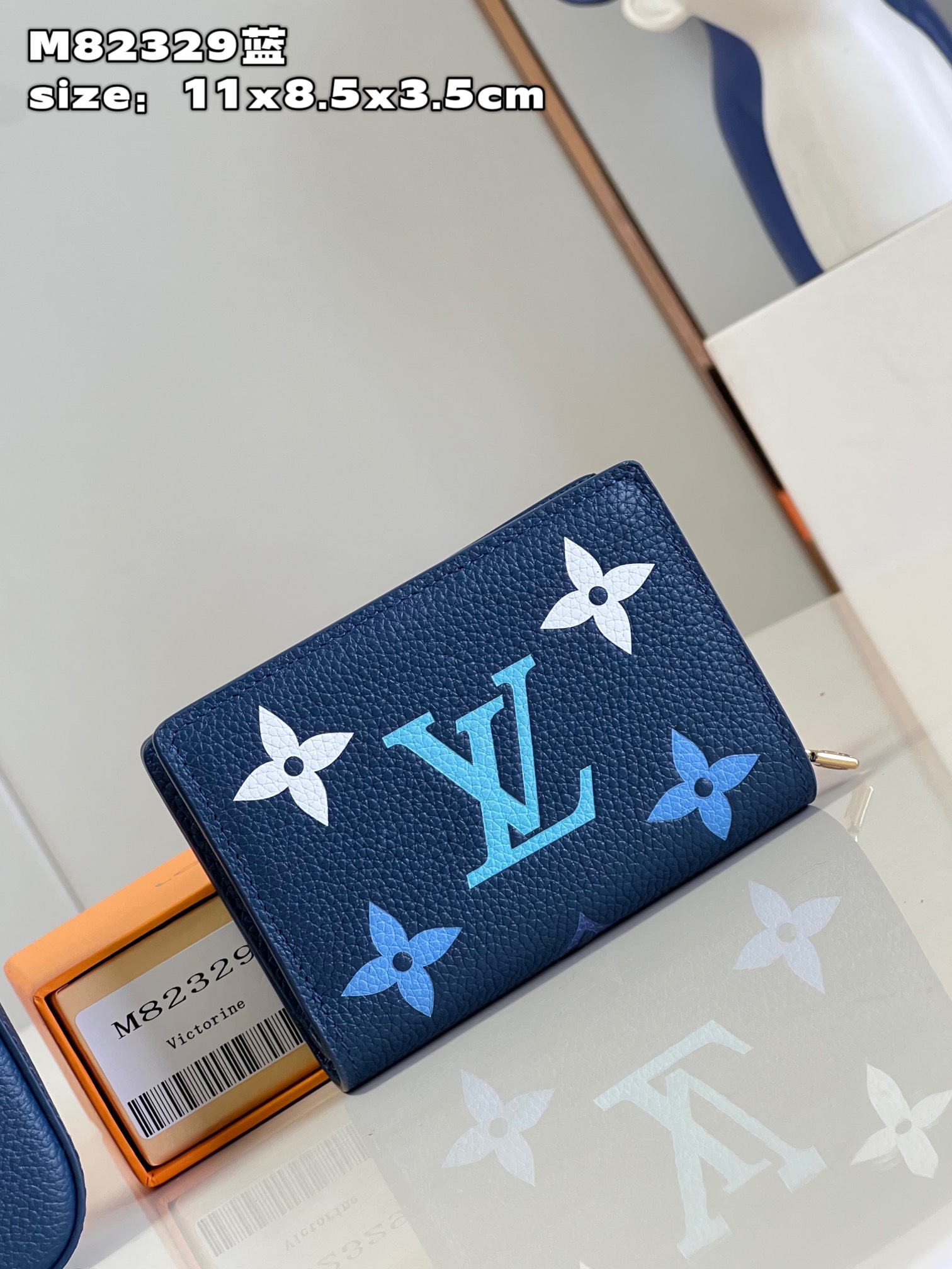 NO:400303,【Exclusive real photo M82329 blue】This Cléa wallet is made of Monogram Empreinte soft grain cowhide, embellished with Louis Vuitton's iconic Monogram embossed pattern. It has a stylish design, exquisite and compact yet spacious capacity, and is decorated with an outer patch pocket, zippered coin bag, banknote compartment and six credit card mezzanines. Dimensions 11 x 8.5 x 3.5 cm C.,LV [original leather],louis vuitton,louis vuitton,cowhide19860909【独家实拍 M82329蓝】這款Cléa錢包以Monogram Empreinte柔軟粒面牛皮製成,綴以路易威登標誌性的Monogram壓花圖案,設計時尚,精緻小巧卻容量寬敞,綴有一個外貼袋、拉鏈零錢袋、紙幣隔層及六個信用卡夾層.尺寸11 x 8.5 x 3.5 厘米 C.,LV【原厂皮】,louis vuitton,louis vuitton,cowhide,Bag