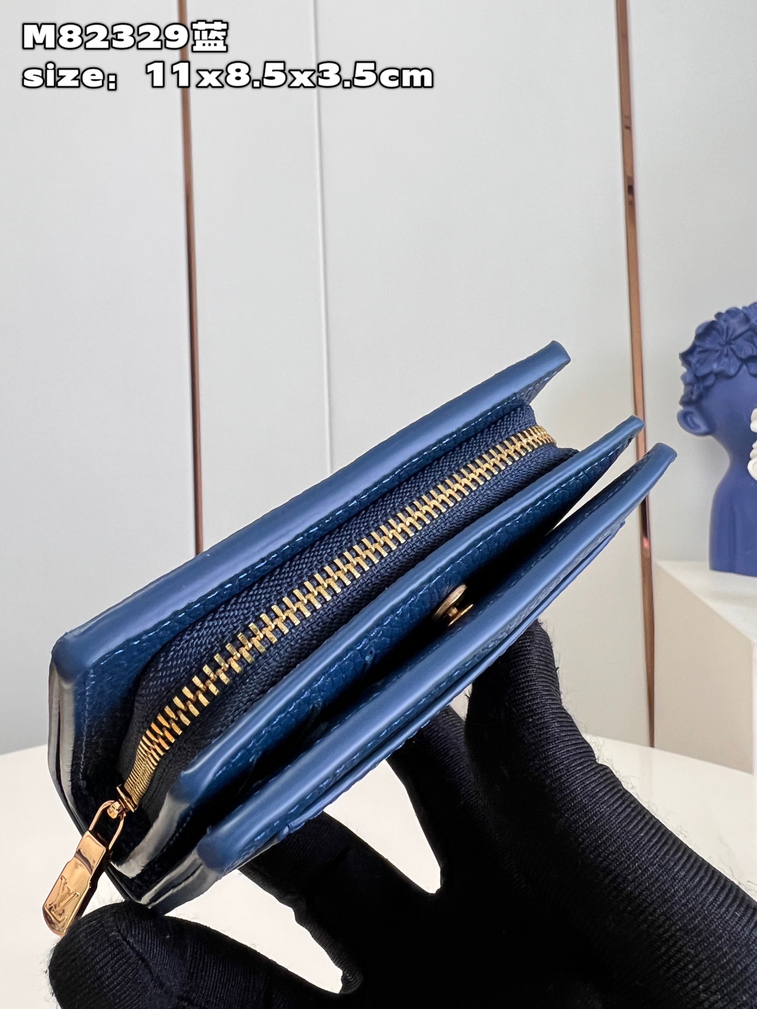 this Cléa wallet boasts a sleek and stylish design - Bag 5