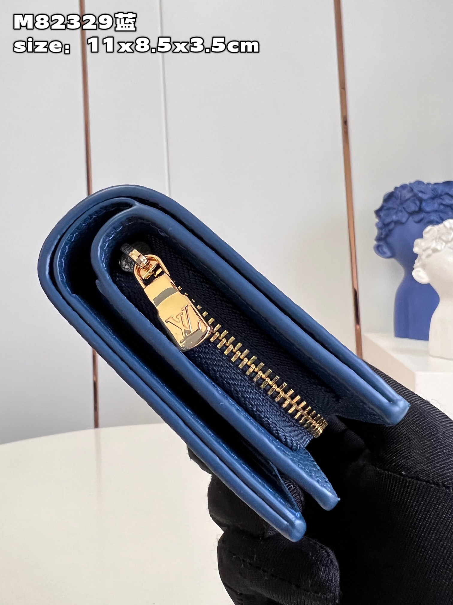 this Cléa wallet boasts a sleek and stylish design - Bag 4