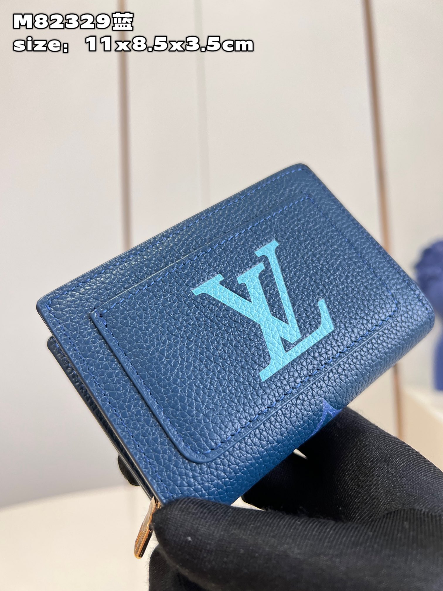 this Cléa wallet boasts a sleek and stylish design - Bag 3