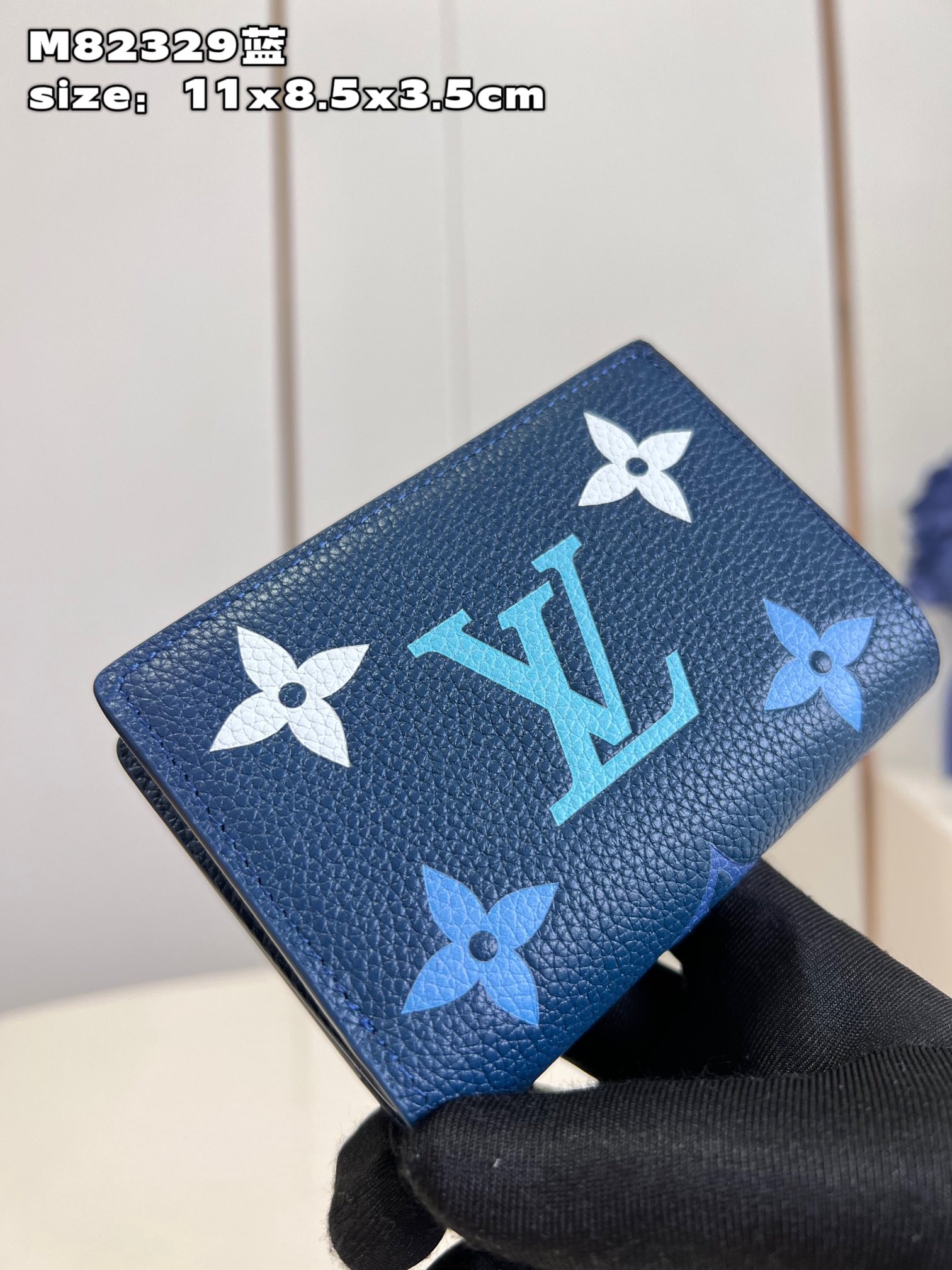 this Cléa wallet boasts a sleek and stylish design - Bag 2