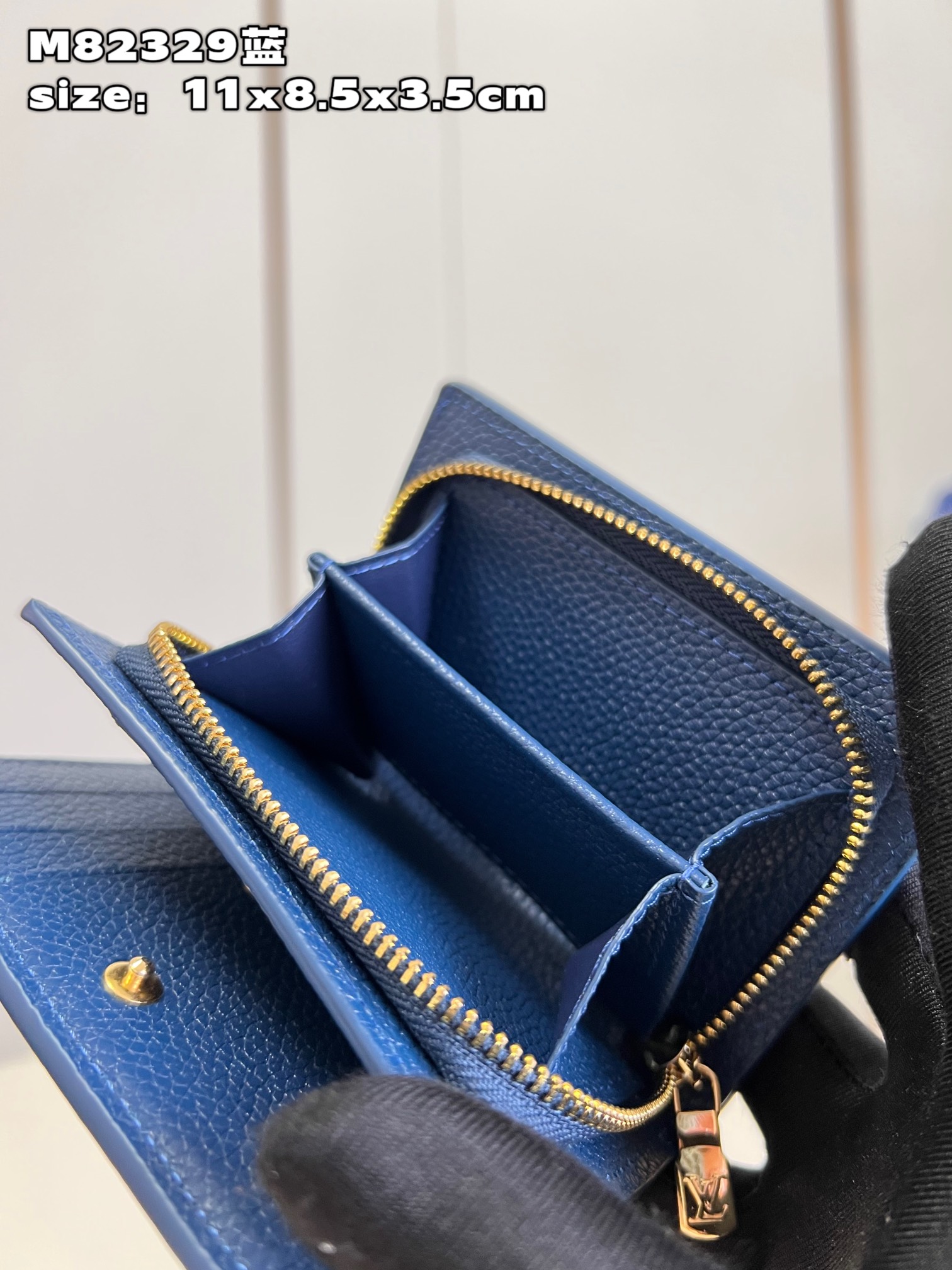 this Cléa wallet boasts a sleek and stylish design - Bag 8