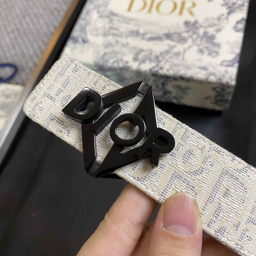 迪奥DIOR新款精钢五金宽3.5CM原单进口头层牛皮配经典字母布.搭配原单钌钯电镀CD扣手感.油边近乎完