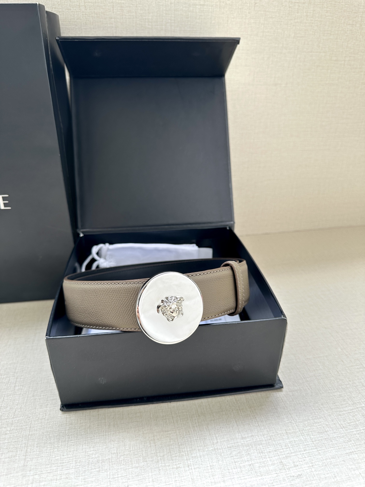 宽度4.0cm Versace（范思哲）此款两面牛皮腰带的搭扣饰有品牌标志性的金/银色镜面光