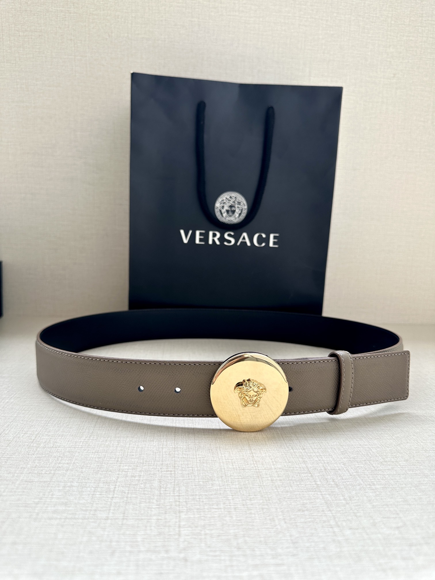 宽度4.0cm Versace（范思哲）此款两面牛皮腰带的搭扣饰有品牌标志性的金/银色镜面光