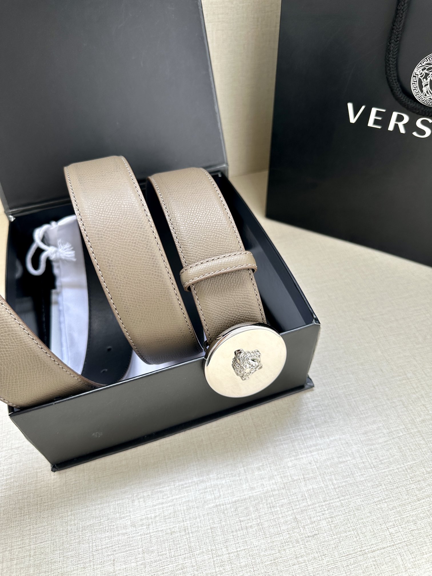 宽度4.0cm Versace（范思哲）此款两面牛皮腰带的搭扣饰有品牌标志性的金/银色镜面光