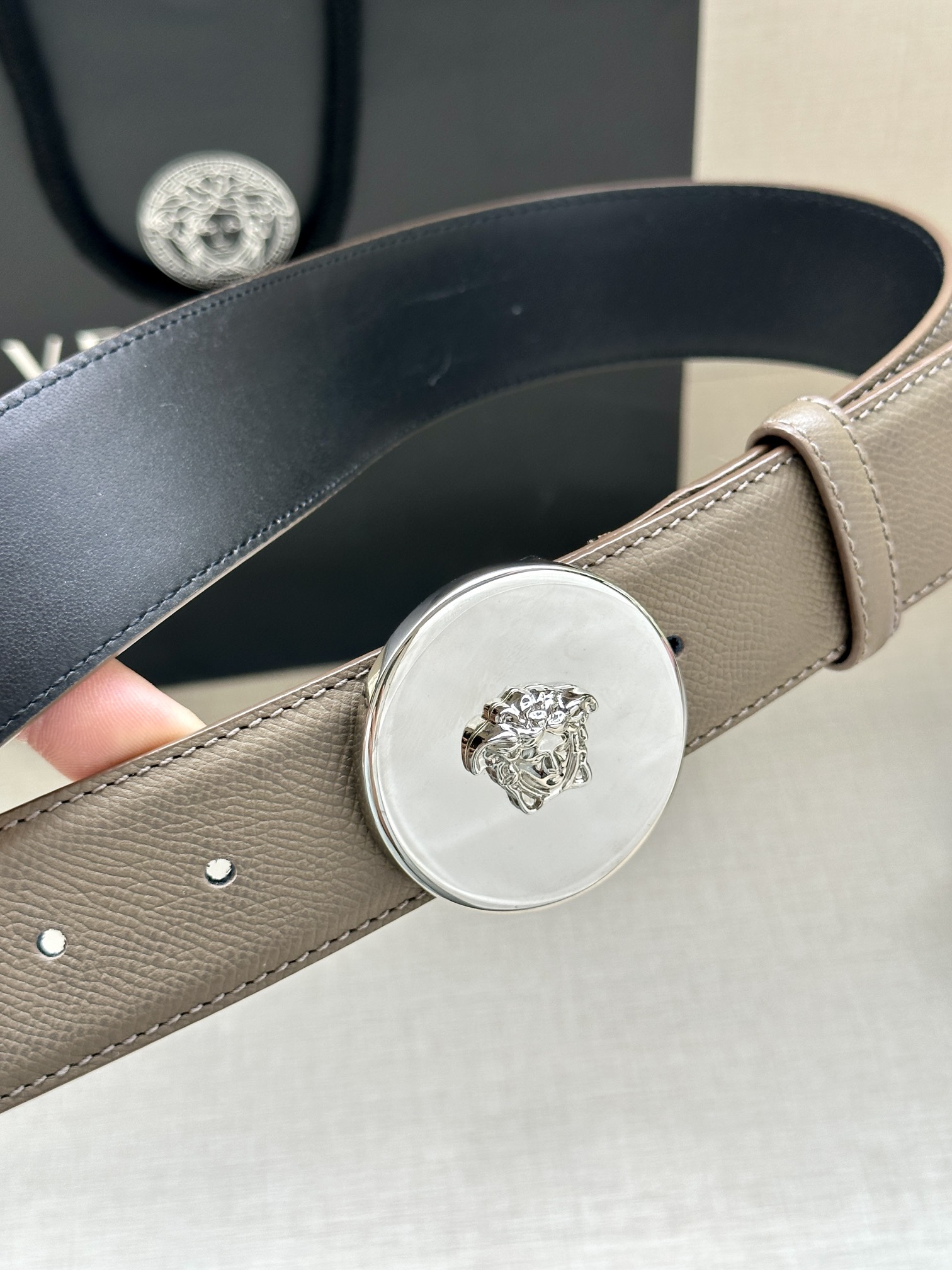 宽度4.0cm Versace（范思哲）此款两面牛皮腰带的搭扣饰有品牌标志性的金/银色镜面光