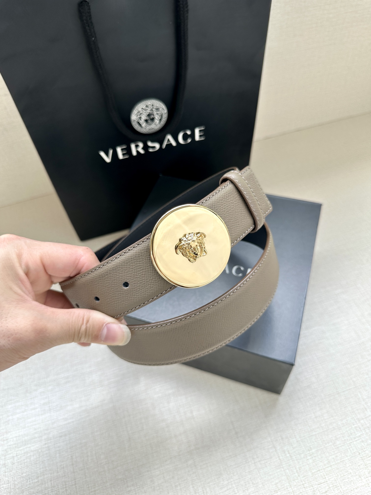 宽度4.0cm Versace（范思哲）此款两面牛皮腰带的搭扣饰有品牌标志性的金/银色镜面光