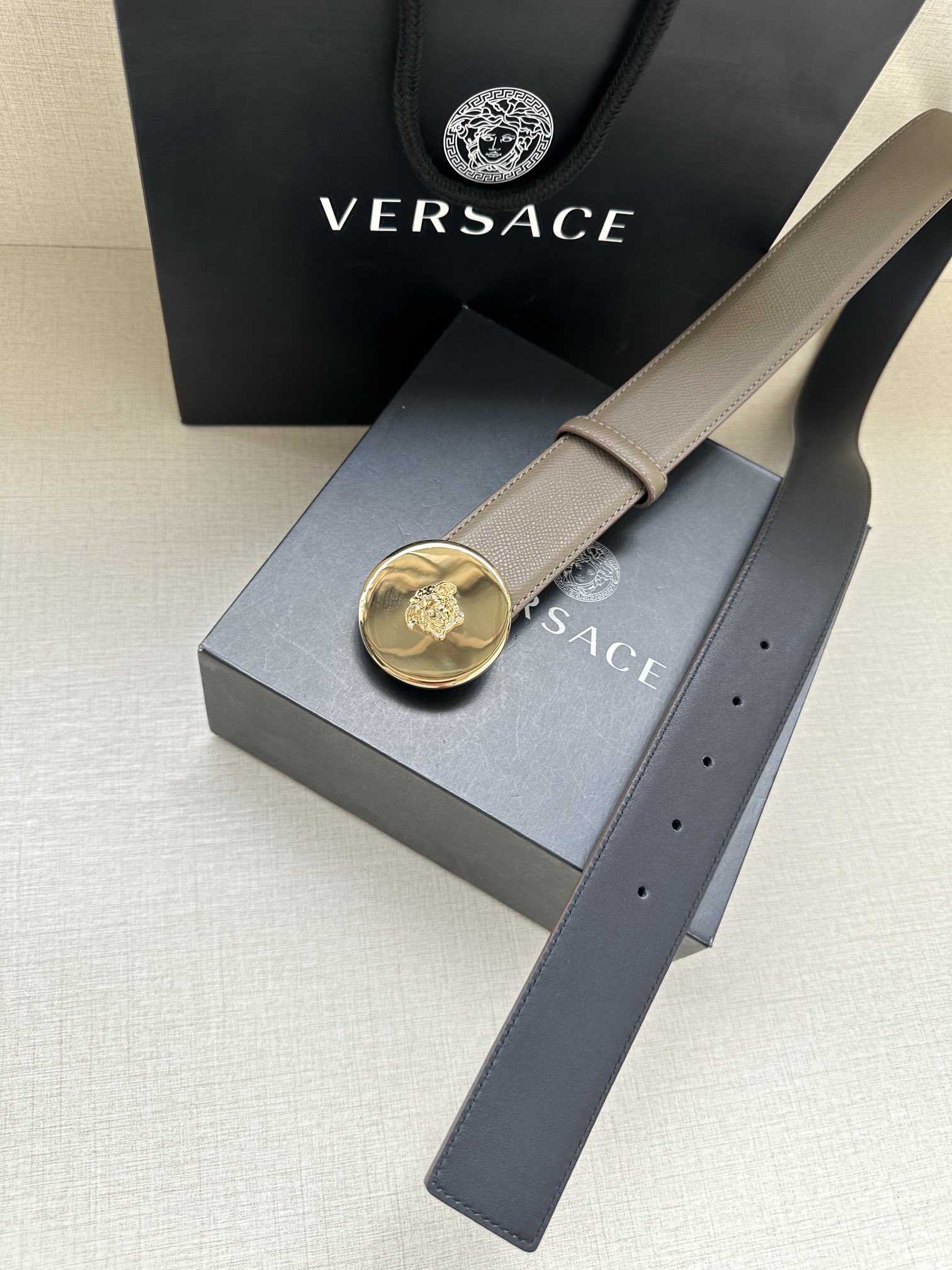 宽度4.0cm Versace（范思哲）此款两面牛皮腰带的搭扣饰有品牌标志性的金/银色镜面光