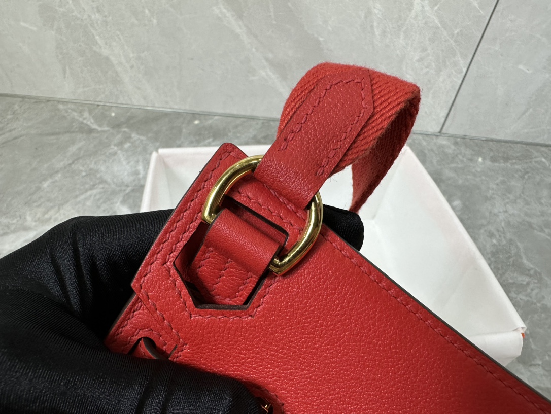 Hermès Mini Jypsiere Evercolor Leather Crossbody Bag - Stylish & Timeless 7 i1687967478 8091 5