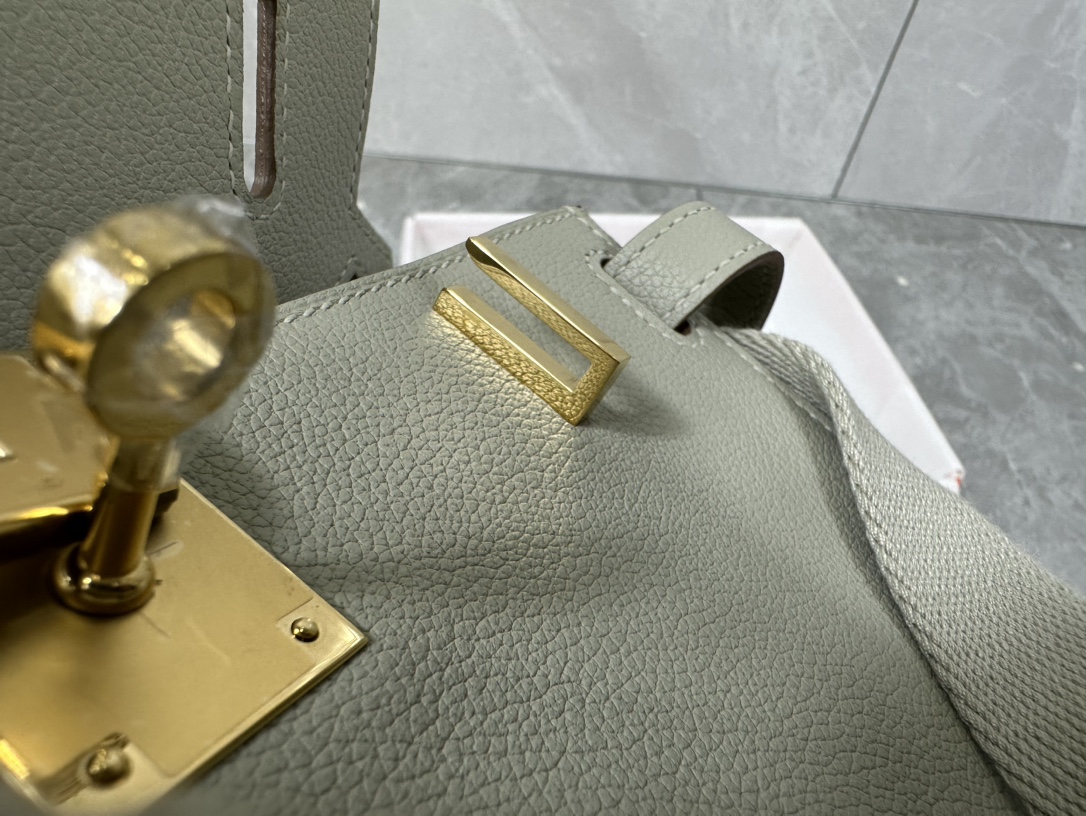 Hermès Evercolor Mini Jypsiere Bag: Stylish & Versatile Crossbody for Women 8 i1687967493 7090 6