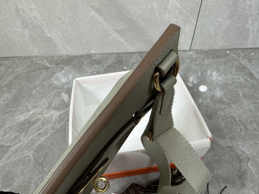 Hermès Evercolor Mini Jypsiere Bag: Stylish & Versatile Crossbody for Women 6 i1687967493 7673 4