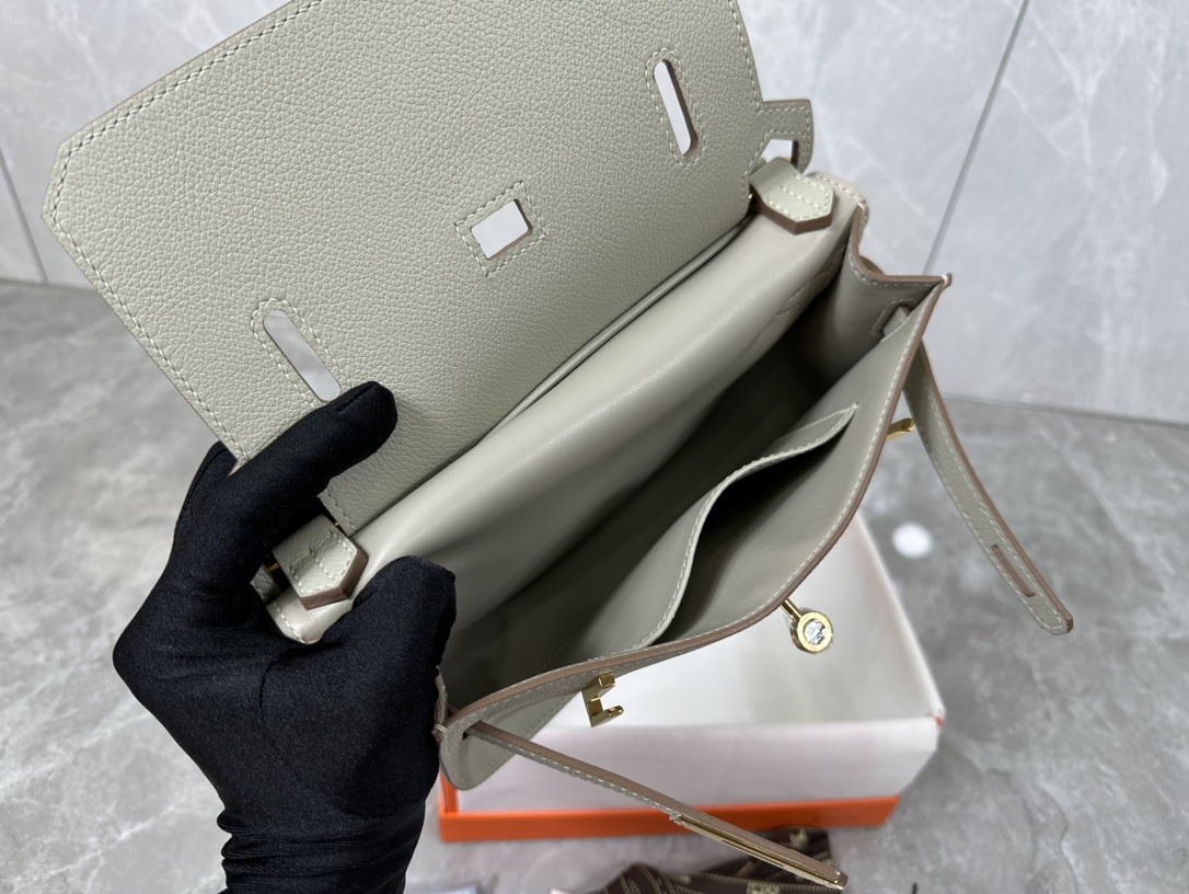 Hermès Evercolor Mini Jypsiere Bag: Stylish & Versatile Crossbody for Women 10 i1687967493 9119 8