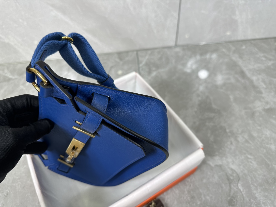 Hermès Mini Jypsiere Evercolor Leather Crossbody Bag - Stylish & Timeless 3 i1687967539 2652 2