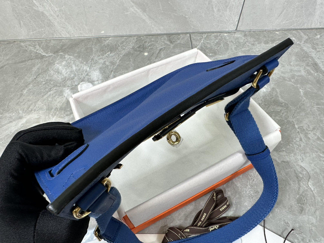 Hermès Mini Jypsiere Evercolor Leather Crossbody Bag - Stylish & Timeless 5 i1687967539 3329 4