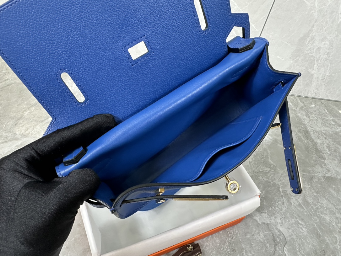 Hermès Mini Jypsiere Evercolor Leather Crossbody Bag - Stylish & Timeless 9 i1687967539 5745 8