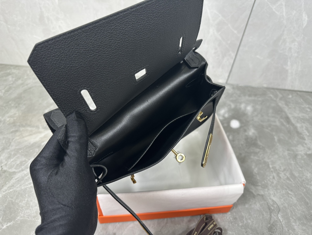 Hermès Evercolor Leather Mini Jypsiere Bag - Stylish and Versatile 9 i1687967561 1159 7