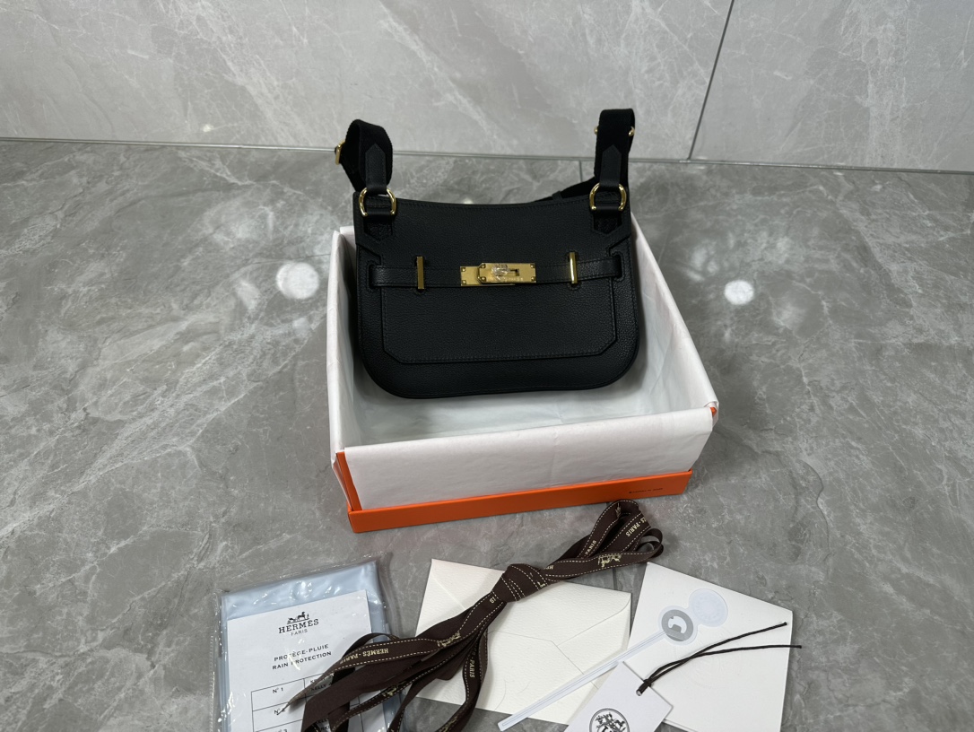 Hermès Evercolor Leather Mini Jypsiere Bag - Stylish and Versatile 2 i1687967561 4628 0