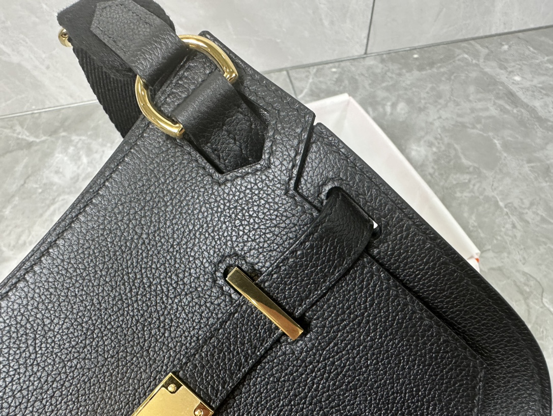Hermès Evercolor Leather Mini Jypsiere Bag - Stylish and Versatile 6 i1687967561 6043 4