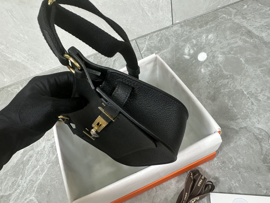 Hermès Evercolor Leather Mini Jypsiere Bag - Stylish and Versatile 3 i1687967561 6171 1