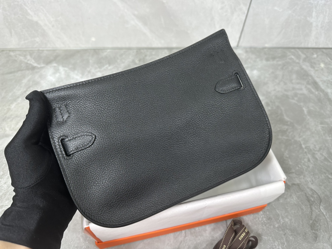 Hermès Evercolor Leather Mini Jypsiere Bag - Stylish and Versatile 4 i1687967561 7631 2