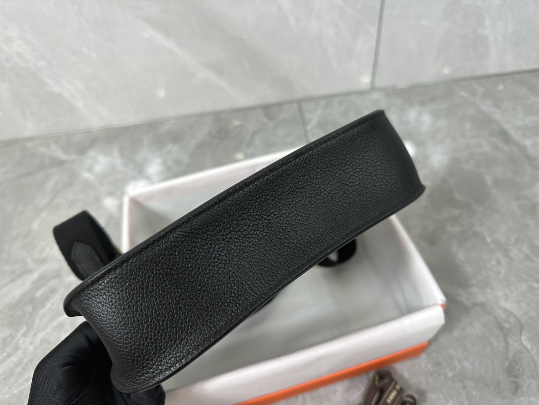 Hermès Evercolor Leather Mini Jypsiere Bag - Stylish and Versatile 5 i1687967561 9914 3