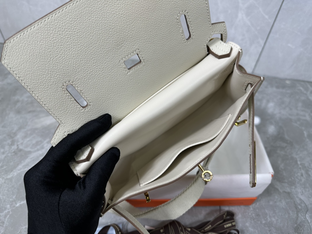 Hermès Mini Jypsiere Evercolor Leather Crossbody Bag - Elegant & Timeless 10 i1687967589 2697 8