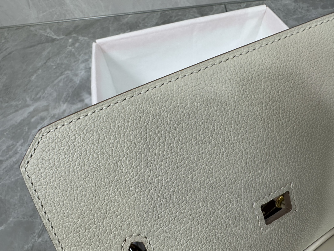 Hermès Mini Jypsiere Evercolor Leather Crossbody Bag - Elegant & Timeless 7 i1687967589 2781 5