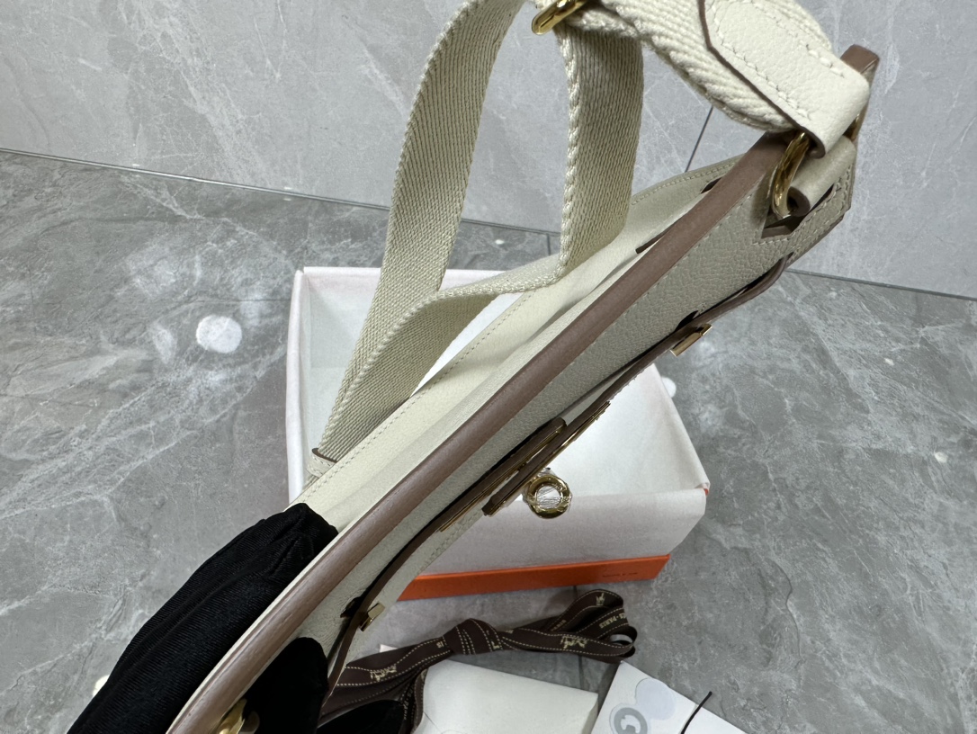 Hermès Mini Jypsiere Evercolor Leather Crossbody Bag - Elegant & Timeless 6 i1687967589 2926 4