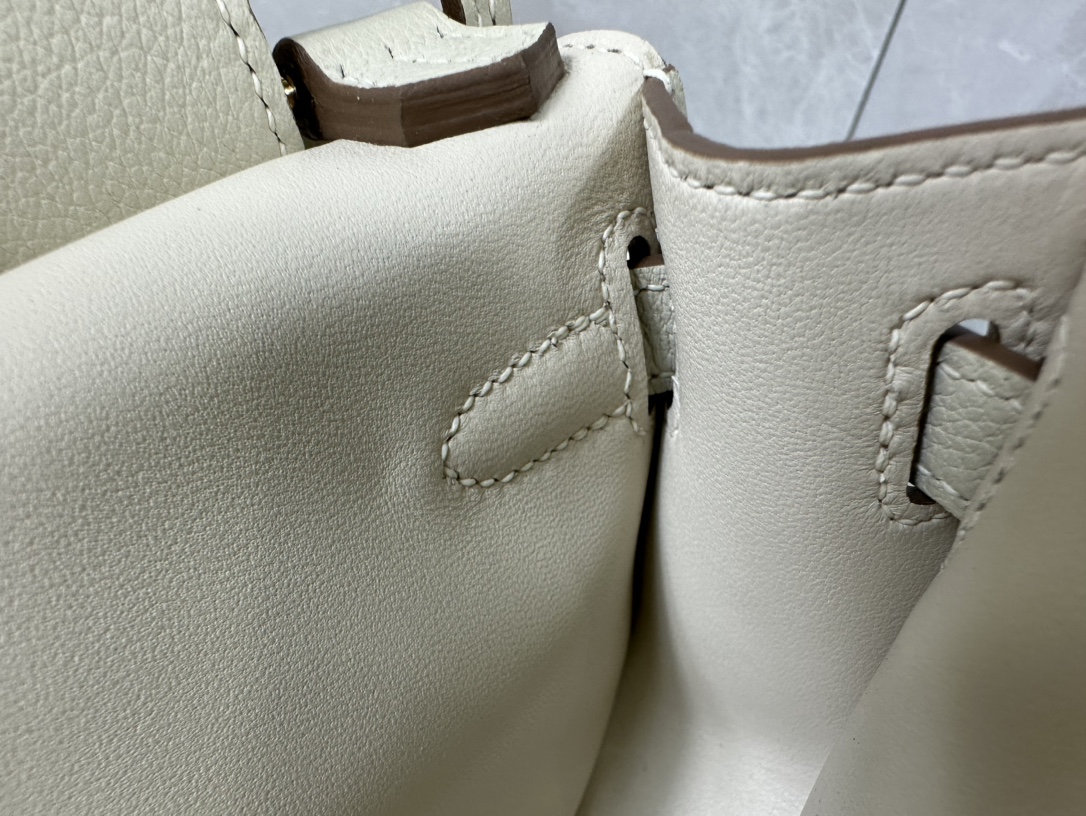 Hermès Mini Jypsiere Evercolor Leather Crossbody Bag - Elegant & Timeless 9 i1687967589 4709 7