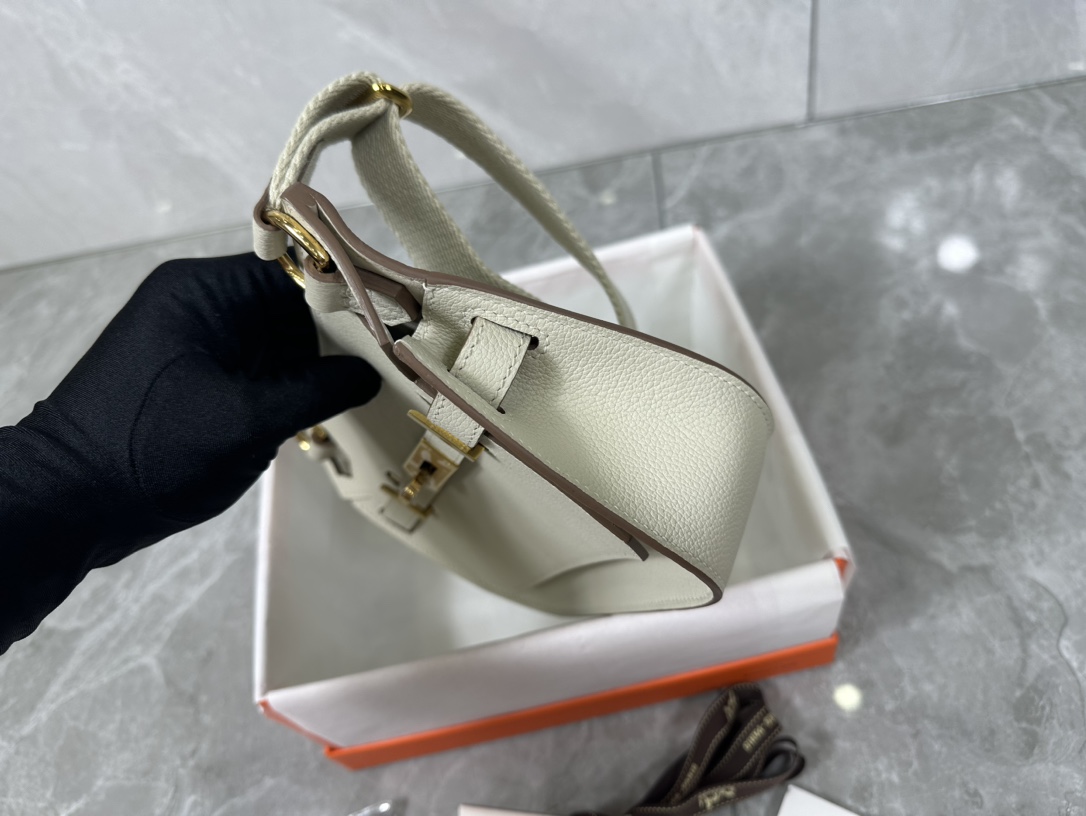 Hermès Mini Jypsiere Evercolor Leather Crossbody Bag - Elegant & Timeless 4 i1687967589 745 2