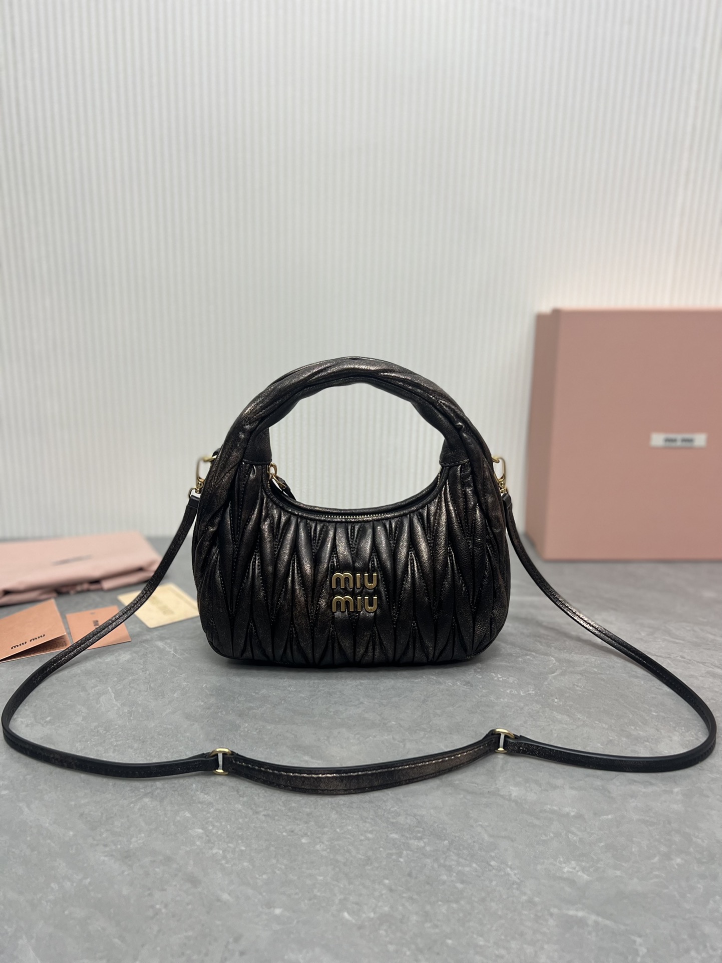 NO:198827,Genuine grade M home 5BC125MiuMiu new MiuWander handbag, using imported lambskin classic brand iconic Matelasse texture embroidery, retro matte hardware, using round and lonely curves, retaining the playful feeling it should have. The overall shape of the bag is firm and stylish, full of personality, sweet or salty, and has a capacity of shiny. Almost everyone has one of the major fashion owners, with many colors and sizes 23X13X7cm with original packaging, MIUMIU, miumiu, sheepskin19860909正品级M家 5BC125MiuMiu新品MiuWander手袋,采用进口小羊皮经典品牌标志性Matelasse纹理绣花,复古磨砂五金,利用圆孤的曲线,保留了应有的俏皮感,包型整体硬挺有型,充满个性,可甜可盐,容量可光,各大时尚搏主几乎人手一个,颜色多多尺寸23X13X7cm 配原版包装,MIUMIU,miumiu,sheepskin,Bag