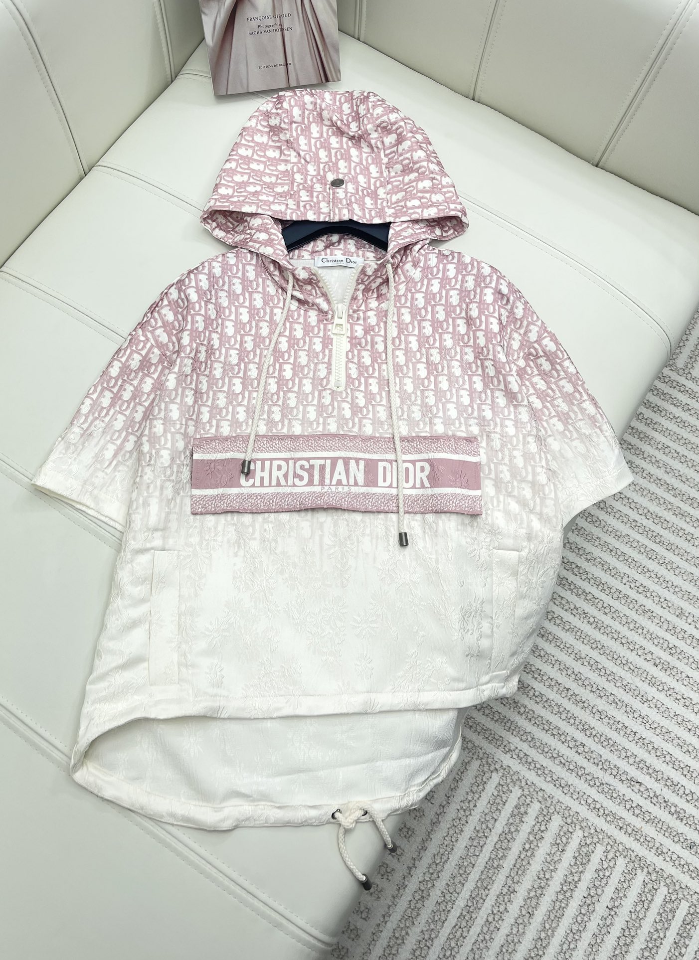 NO:696775,Dio* New product on the shelves Jacquard jacket suit Customized twill jacquard material Three-dimensional presbyopic letter pattern Presents the brand style charm and makes the outfit very personalized Gradient jacquard design Full of texture Casual hooded jacket with fashionable shorts A set of outfits Western and fashionable High version 2 colors, dior, shorts, hats,19860909Dio* 新品上架 提花冲锋衣套装 定制斜纹提花材质 立体老花字母图案 呈现品牌风格魅力 让穿搭极具个性 渐变提花设计 质感十足 休闲连帽冲锋衣搭配时髦短裤 一套穿搭 洋气时髦 高版本 2色,,dior,shorts,hats,,Women's clothing