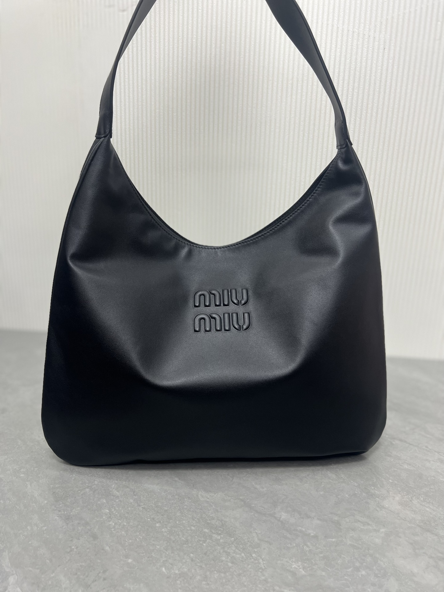P680 5BB134: Nuevo modelo hobo de MiuMiu, cuero de becerro importado, superficie lisa y delicada, curvas redondeadas qu…