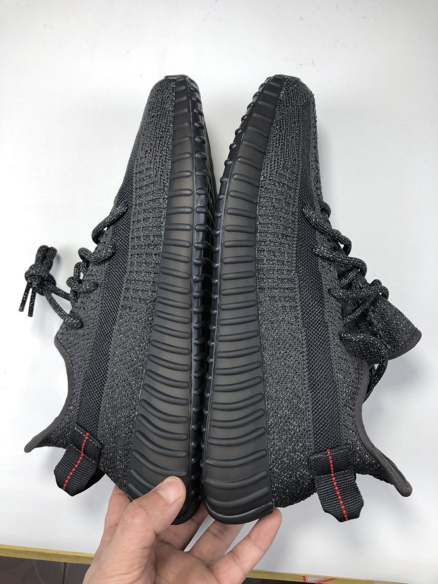 Yeezy350V2黑满天星尺码36