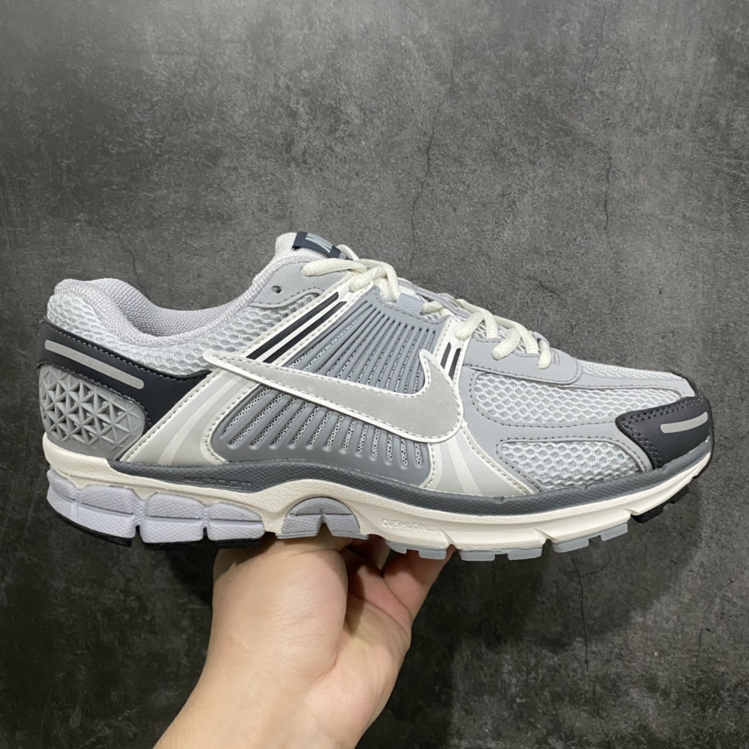 【平台版】NK Zoom Vomero 5\”Grey\”n佛莫罗5代系列经典复古运动慢跑鞋 “冷灰白” FD9919-001nn市售最强天花板‼️n前后掌均有气垫加持n市场唯一正品的色卡 高频 组合大底的顶级产物！n原装档案原数据纸版楦型n采用正确色卡 合成革饰片组合双层网眼布鞋面材质n升级正确后跟TPU加固#耐弯折热塑框架支撑鞋身n正确4层组织中底搭载EVA轻量缓震(中底带有Zoom气垫加持 区别市面版本!!)#嵌入双层革新物料鞋垫,外置防滑耐磨橡胶底片 复古气质十足❗️nSIZE：35.5-46-莆田鞋批发中心