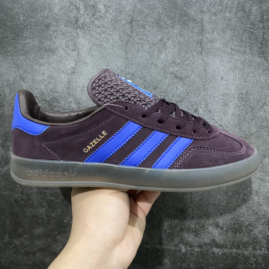 【纯原版】Ad Originals Gazelle Indoor 咖啡蓝色n三叶草复古休闲防滑耐磨低帮板鞋 货号：IG9980官方zp市售1000左右，市场最高版本完美还原zp细节，注意区别市场任何版本，完全不是一路货色‼️n全鞋原材料打造，无任何色差，正确鞋型，后跟港宝材料定型，正确微透生胶大底，反口内里头层细腻小牛皮，纸板中底 鞋垫背胶，侧面正确烫金压印字母，所有细节完美还原‼️ 尺码：35 36 36.5 37 38 38.5 39 40 40.5 41 42 42.5 43 44 44.5 45-莆田鞋批发中心